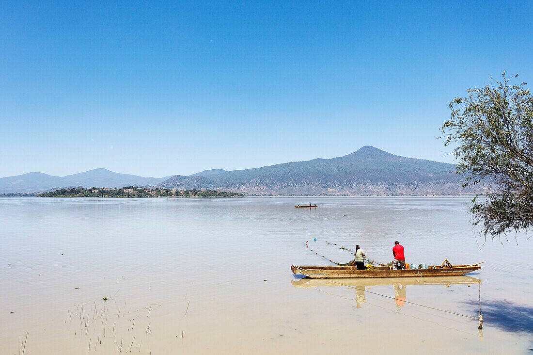 Mexico, Michoacan state, Ucazanasztacua, a couple fishing with a net before Pacanda island on Patzcuaro lake