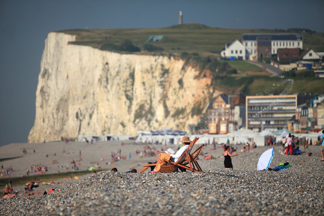 Frankreich, Somme, Mers les Bains, Eine Frau liest in ihrem Liegestuhl am Strand von Mers les Bains