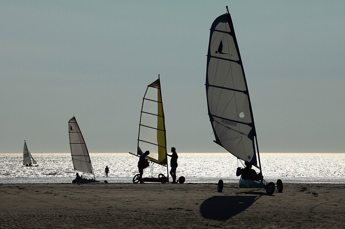 France, Pas de Calais, Opal Coast, Le Touquet, Chars à voile and beach games on the beach of Le Touquet