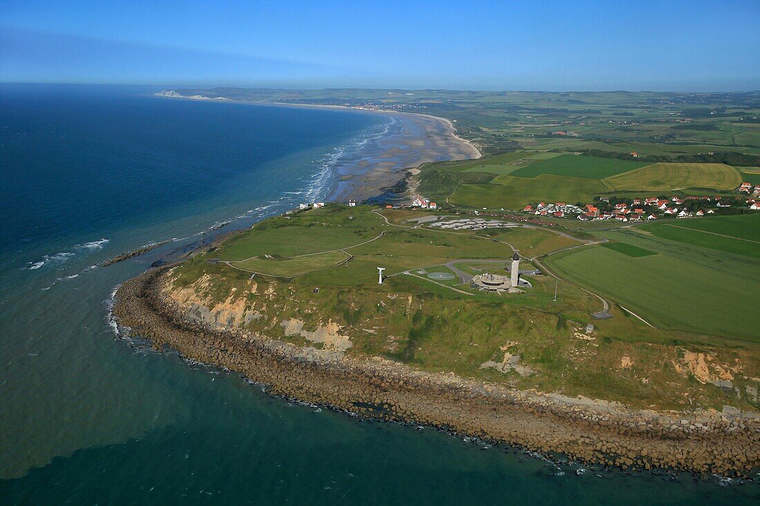 Frankreich, Pas de Calais, Cap Gris Nez Regionales Operatives Überwachungs- und Rettungszentrum (CROSS) mit Kap Blanz Nez im Hintergrund (Luftbild)