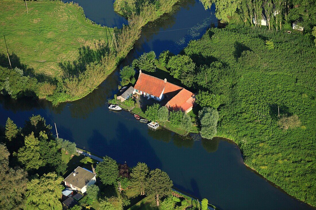 Frankreich, Pas de Calais, Saint Omer, ein Haus verloren in der Marais audomarois (Luftaufnahme)