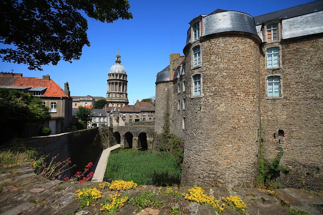 Frankreich, Pas de Calais, Boulogne sur Mer, Das Schloss des Grafen und die Basilika und die Basilika Notre Dame de l'Immaculee Conception von Boulogne sur Mer