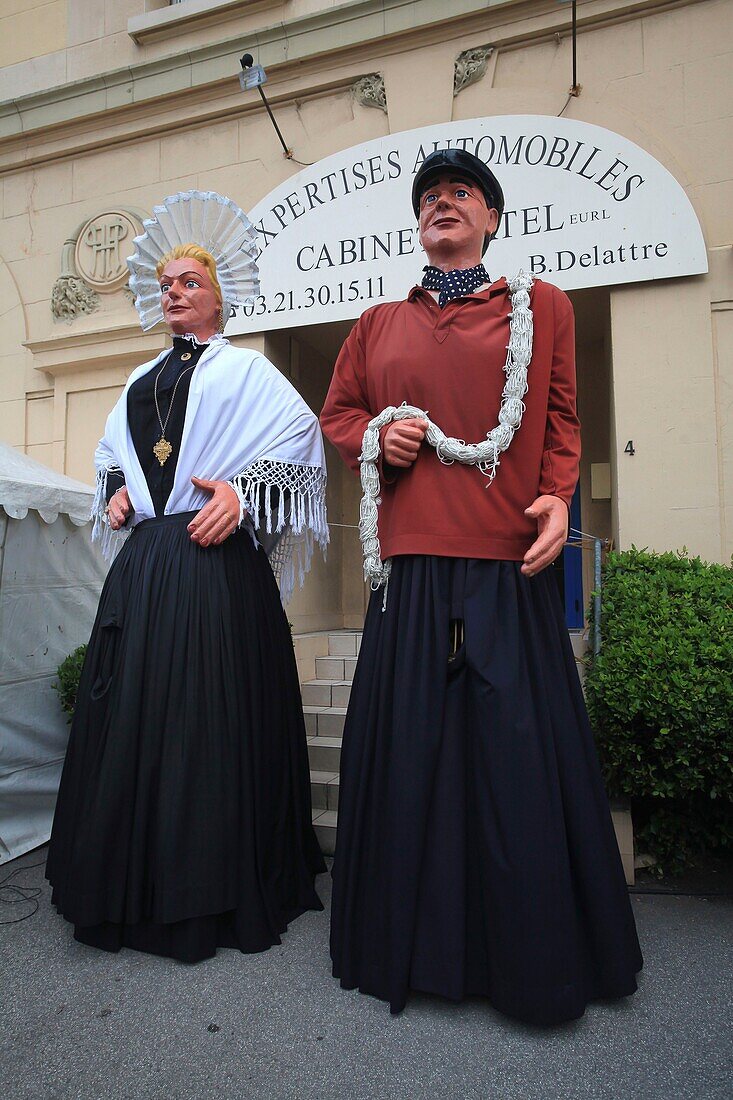 Frankreich, Pas de Calais, Boulogne sur Mer, Fête de la Beuriere, Zabelle (links) und ihr Mann Batisse (rechts) sind Giganten der 1923 eingeweihten Festzüge und Prozessionen. Sie sind die Symbole von Boulogne sur Mer