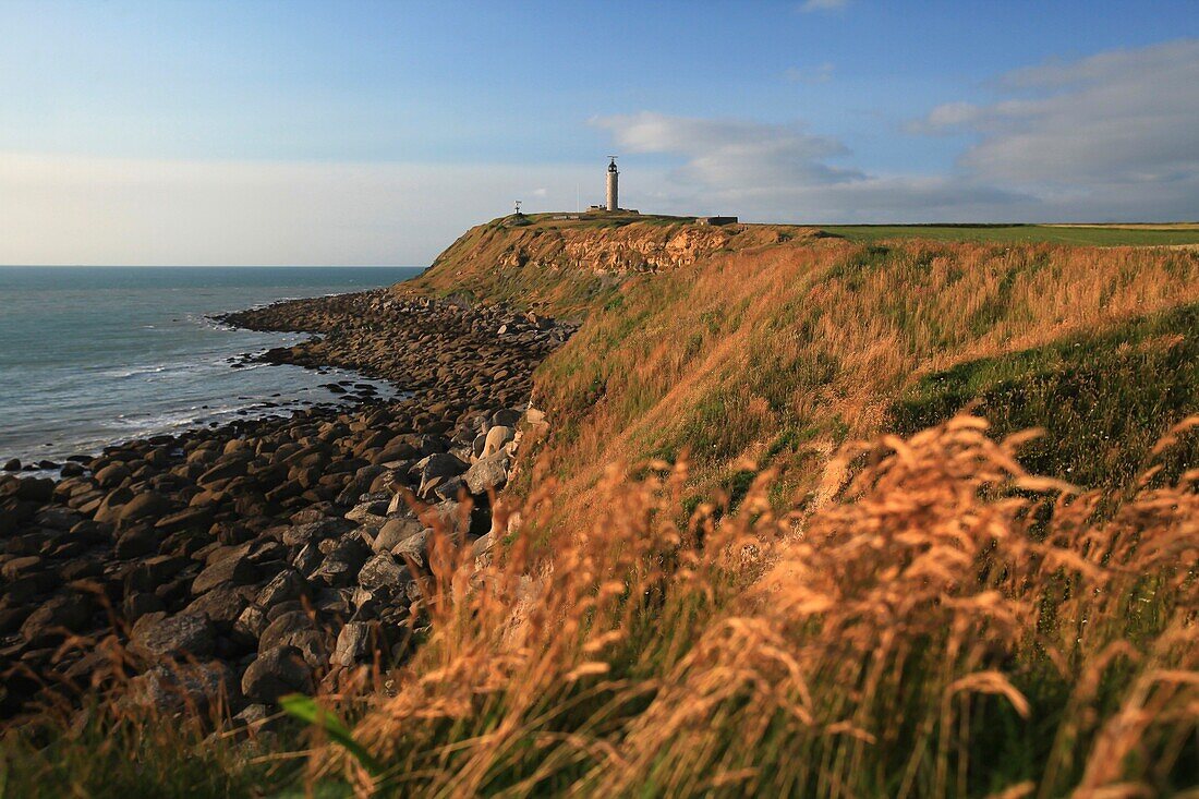 France, Pas de Calais, Audinghen, Cap Gris Nez, walk on the cliff to the lighthouse