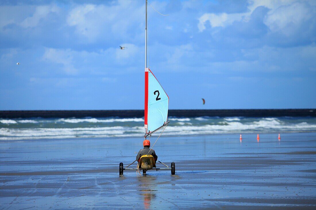 Frankreich, Pas de Calais, Boulogne sur Mer, Sandyachting am Strand von Boulogne sur Mer