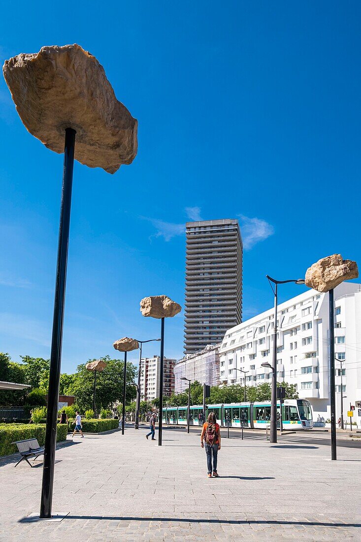 Frankreich, Paris, entlang des Fernwanderwegs GR® Paris 2024 (oder GR75), der zur Unterstützung der Pariser Bewerbung für die Olympischen Spiele 2024 angelegt wurde, Stadtteil Maison Blanche, Rocks in the Sky des französischen Künstlers Didier Marcel am Eingang des Kellermann-Parks