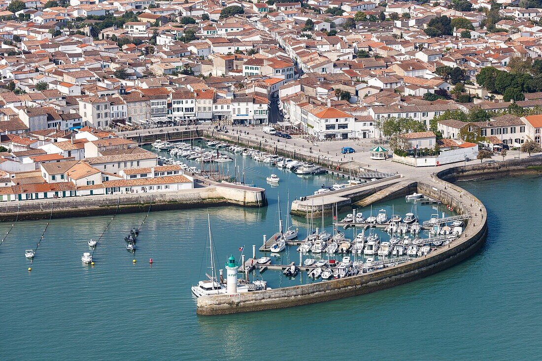 Frankreich, Charente Maritime, La Flotte, Aufschrift Les Plus Beaux Villages de France (Die schönsten Dörfer Frankreichs), das Dorf und der Hafen (Luftaufnahme)