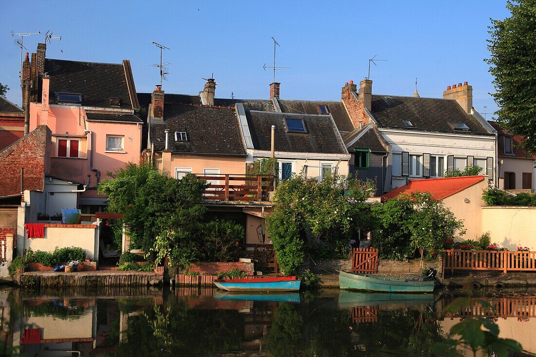 France, Somme, Amiens, houses on the banks of the Somme in Amiens (to the rue de Verdun)