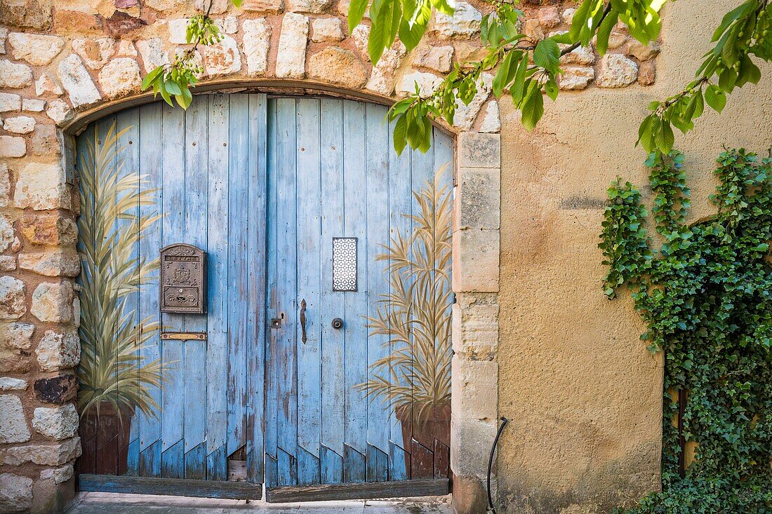 France, Vaucluse, regional natural park of Luberon, Roussillon, labeled the most beautiful villages of France