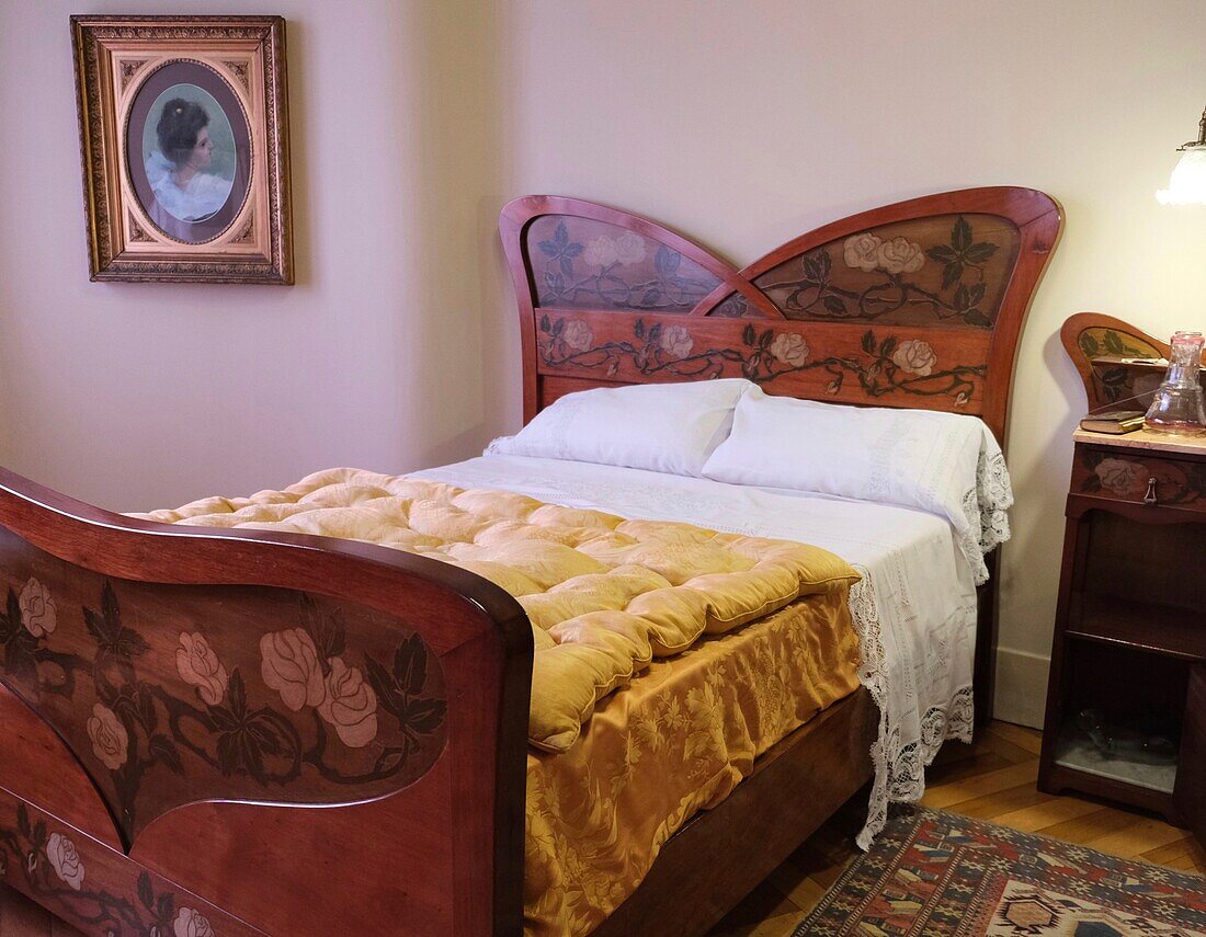 Spain, Catalonia, Barcelona, Eixample District, the Pedrera (Casa Mila) by the architect Antoni Gaudi, listed as World Heritage by UNESCO, bedroom