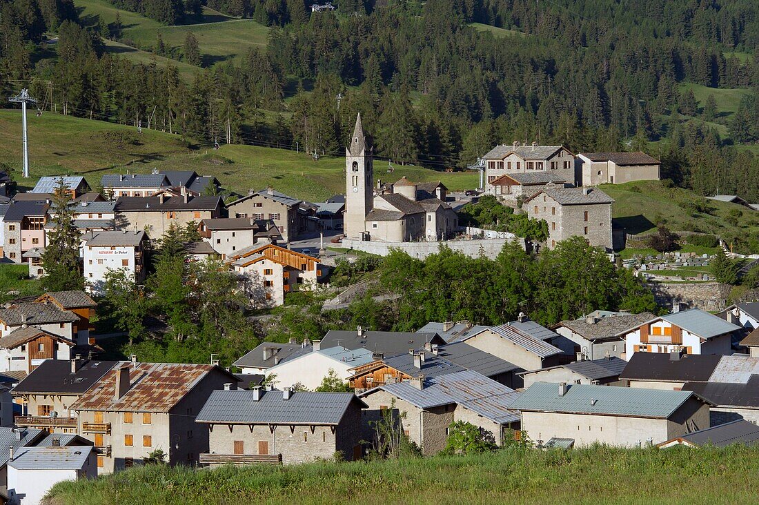 Frankreich, Savoie, Haute Maurienne, Valcenis, Gesamtansicht des Dorfes Lanslevillard