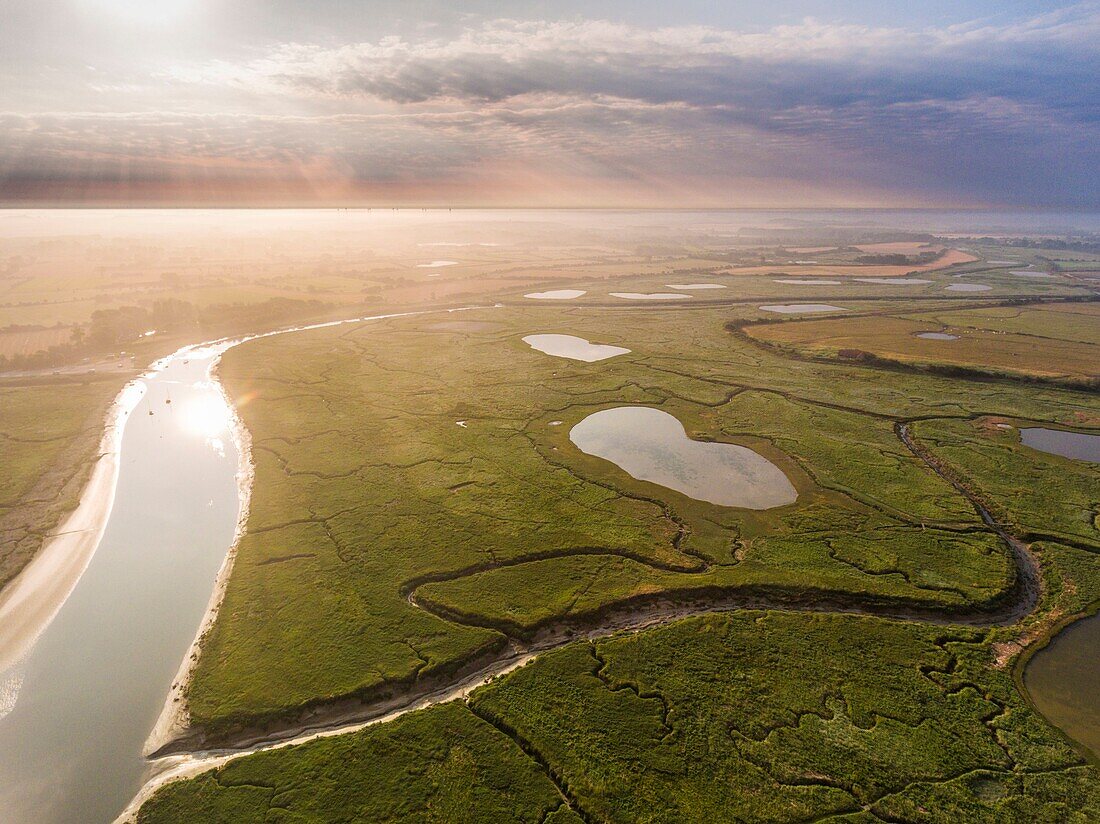 Frankreich, Pas de Calais, Bucht von Authie, Groffliers, Flug über die Bucht von Authie vom Hafen von Madelon, die Tümpel in den Salzwiesen sind die von Jagdhütten (Luftaufnahme)