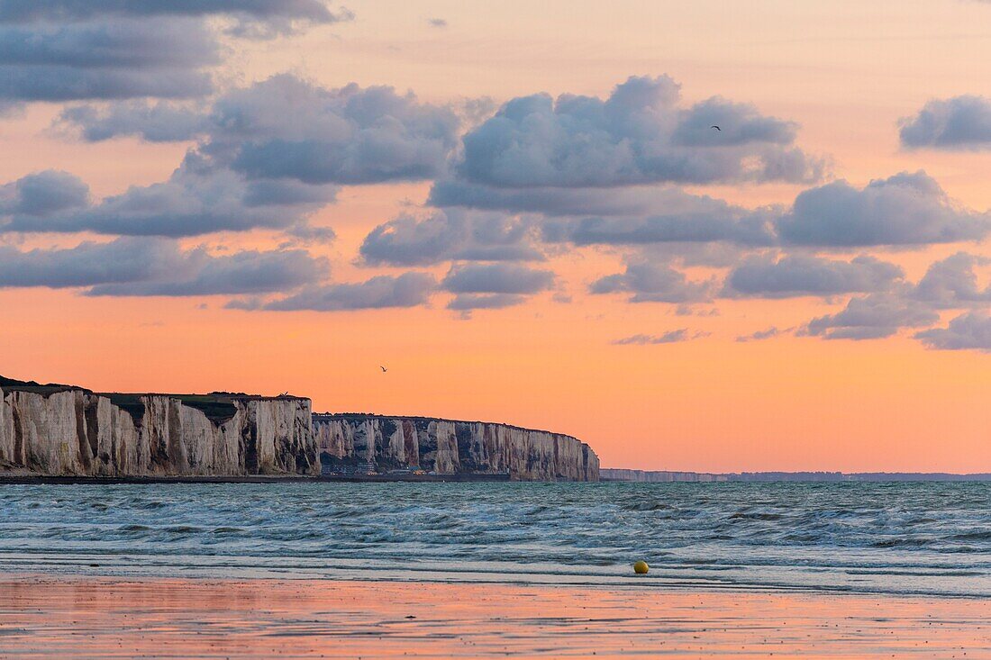 Frankreich, Somme, Ault, Sonnenuntergang am Strand von Ault mit einem orangefarbenen Himmel auf den Kalksteinfelsen und Spiegelungen am Strand