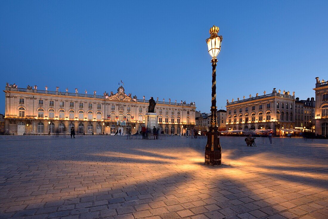 Frankreich, Meurthe und Mosel, Nancy, Place Stanislas (ehemaliger Place Royale) erbaut von Stanislas Leszczynski, König von Polen und letzter Herzog von Lothringen im 18. Jahrhundert, klassifiziert als Welterbe der UNESCO, Statue von Stanislas vor dem Rathaus bei Nacht