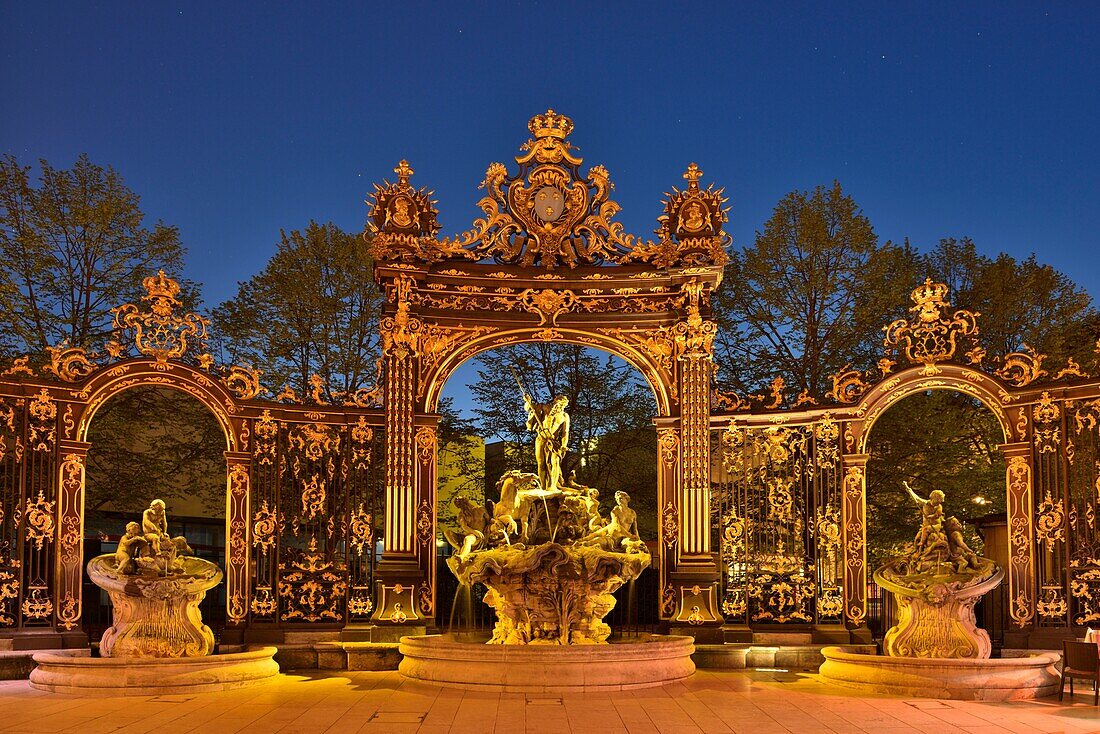 Frankreich, Meurthe und Mosel, Nancy, Place Stanislas (ehemaliger Place Royale) erbaut von Stanislas Leszczynski, König von Polen und letzter Herzog von Lothringen im 18. Jahrhundert, klassifiziert als Welterbe der UNESCO, Neptunbrunnen bei Nacht