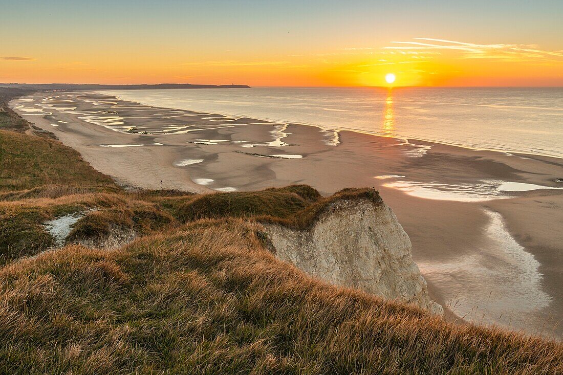 Frankreich, Pas de Calais, Opalküste, Großer Standort der beiden Caps, Escalles, Cap Blanc nez, das Cape Blanc Nez und der Spaziergang zur Bucht von Wissant am Ende des Tages