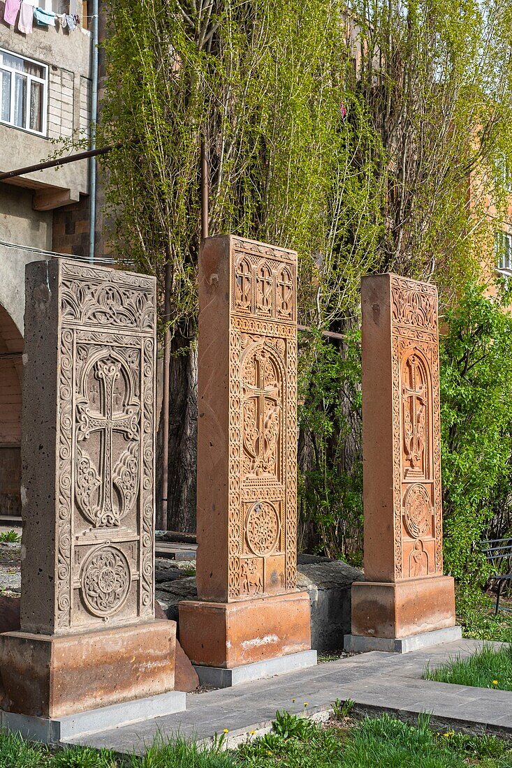 Armenien, Region Schirak, Gjumri, historisches Viertel oder Kumayri, Khatchkars (geschnitzte Gedenkstele) vor der Allerheiligenkirche (oder Surp Amenaprkich)