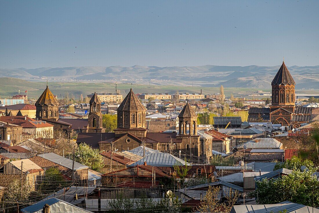 Armenien, Region Schirak, Gjumri, Panoramablick auf die Stadt und ihre Kirchen