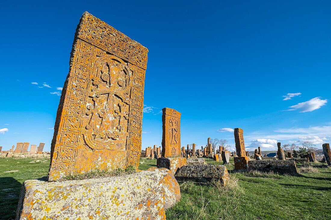 Armenien, Region Gegharkunik, Umgebung von Sewan, Noraduz (oder Noratus), Friedhof mit mittelalterlichen Gräbern, genannt Khachkars, am Ufer des Sewansees