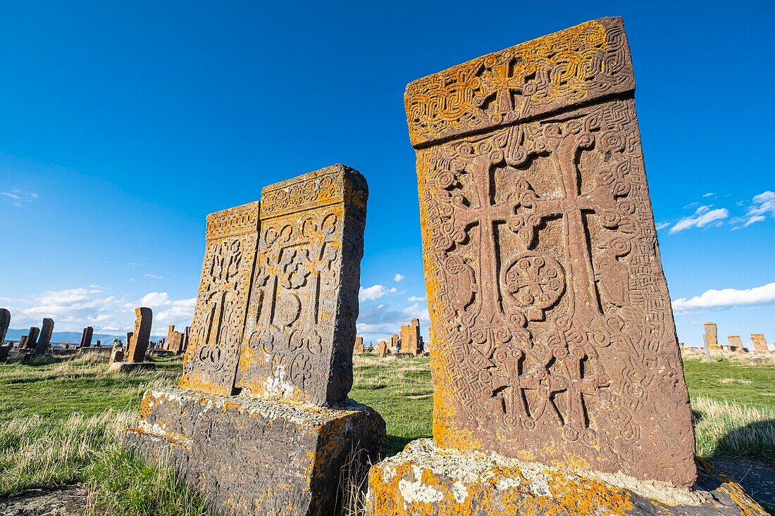 Armenien, Region Gegharkunik, Umgebung von Sewan, Noraduz (oder Noratus), Friedhof mit mittelalterlichen Gräbern, genannt Khachkars, am Ufer des Sewansees