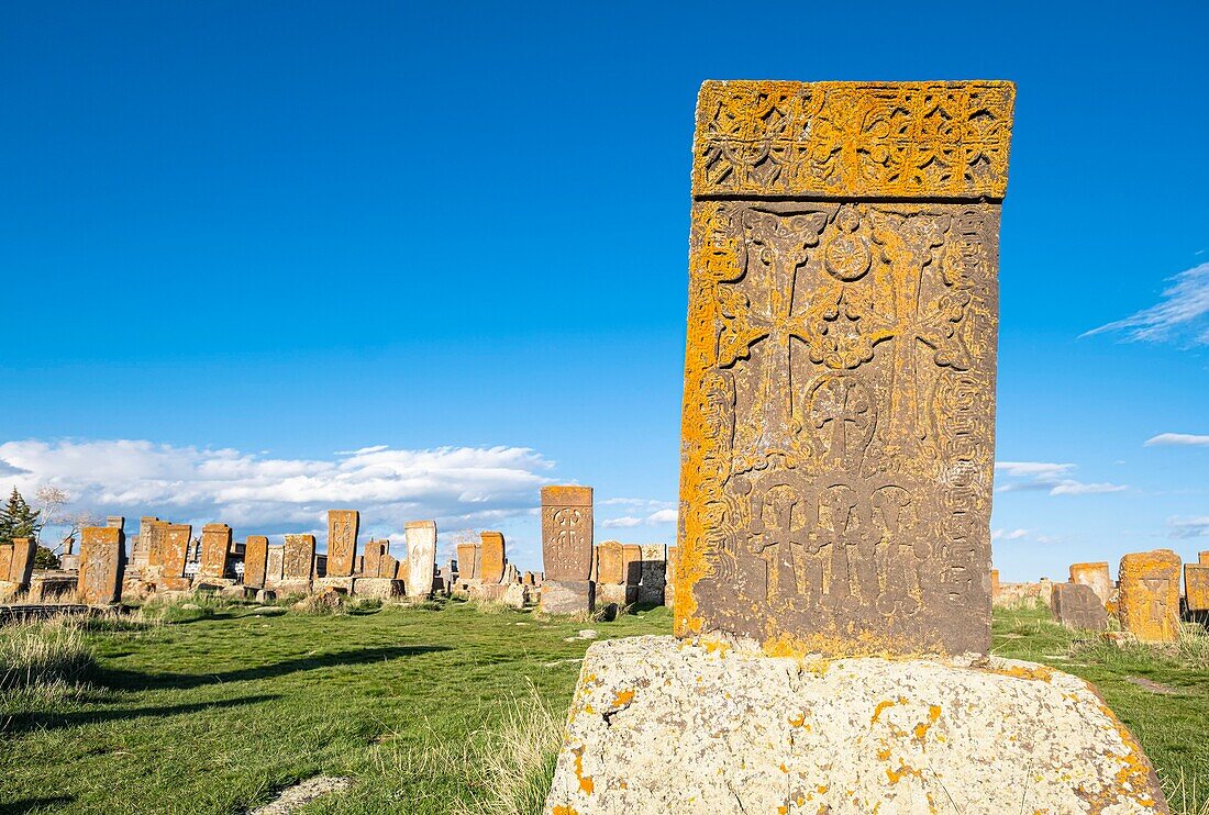 Armenien, Region Gegharkunik, Umgebung von Sewan, Noraduz (oder Noratus), Friedhof mit mittelalterlichen Gräbern, genannt Khachkars, am Ufer des Sewansees