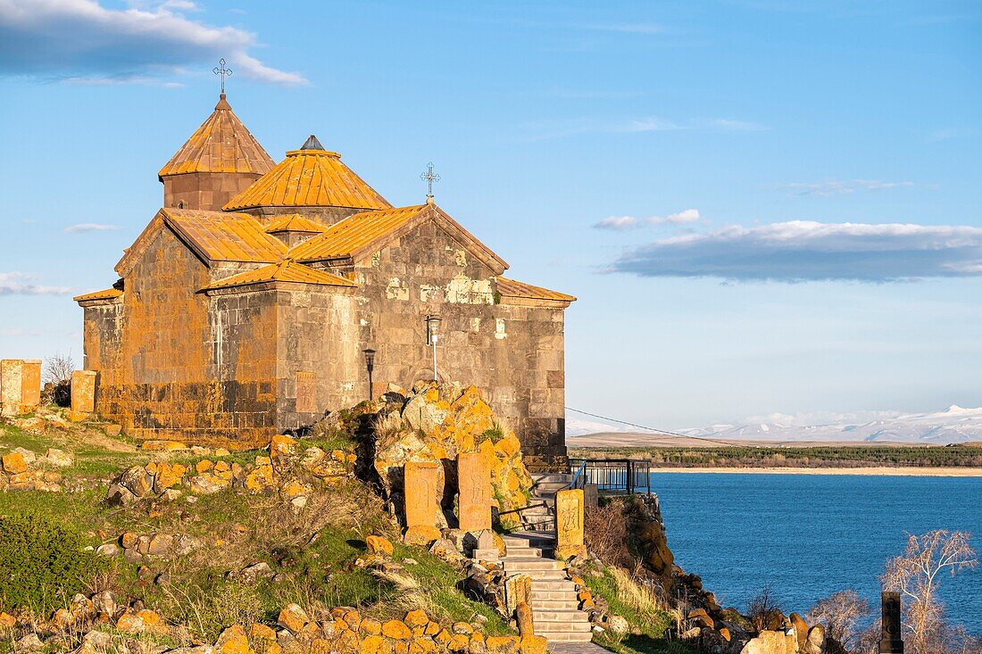 Armenien, Region Gegharkunik, Hayravank, das Hayravank-Kloster aus dem 9. und 10. Jahrhundert, erbaut auf einem Felsvorsprung über dem Sewansee