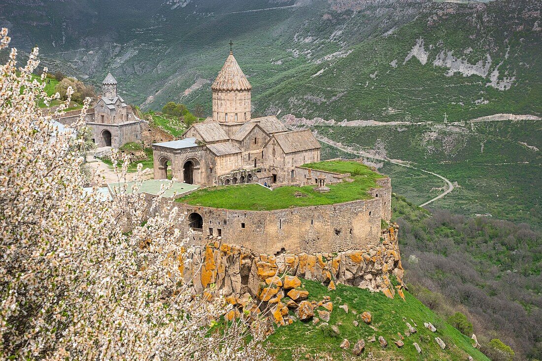 Armenien, Region Syunik, Tatev-Kloster aus dem 9. Jahrhundert mit Blick auf die Vorotan-Schlucht