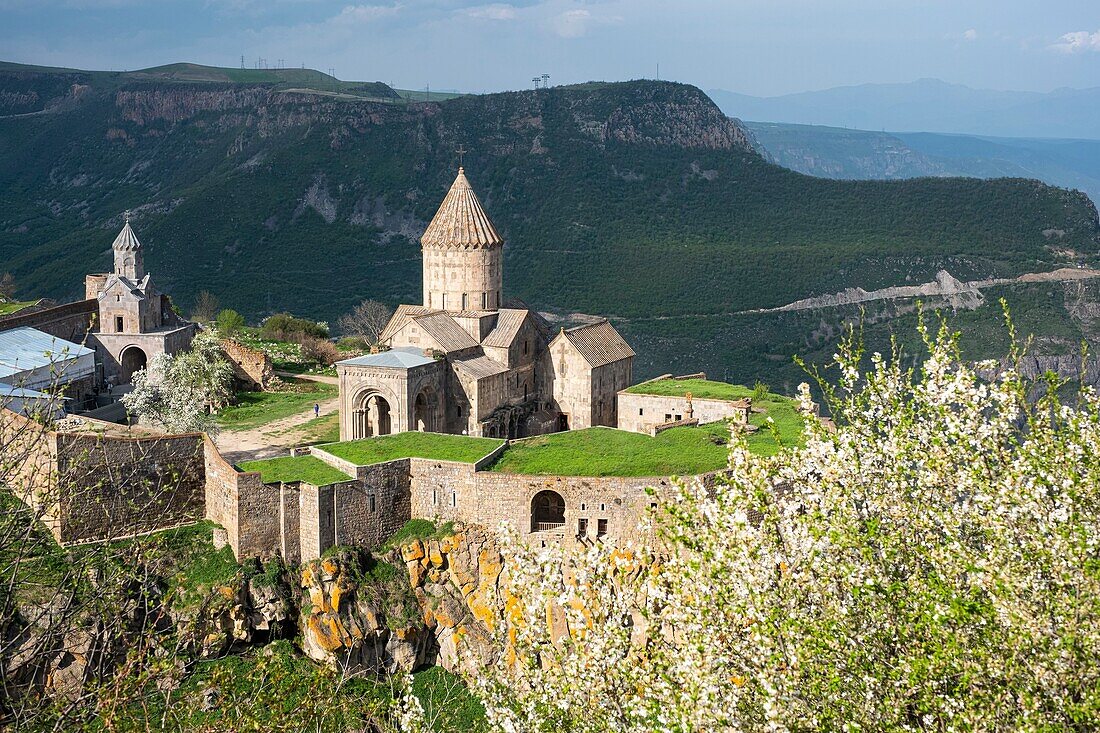 Armenien, Region Syunik, Tatev-Kloster aus dem 9. Jahrhundert mit Blick auf die Vorotan-Schlucht