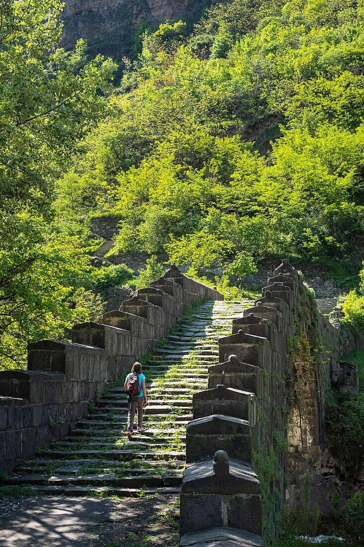 Armenien, Region Lorri, Debed-Tal, Alaverdi, Sanahin-Brücke, mittelalterliche Brücke über den Debed-Fluss aus dem 12.