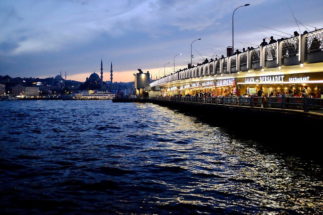 Türkei, Istanbul, Beyoglu, Bezirk Karakoy, Galata-Brücke über das Goldene Horn