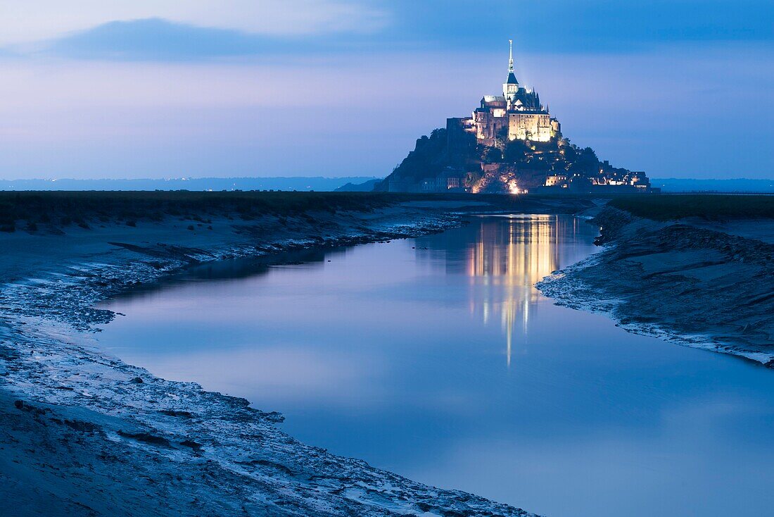 Frankreich, Manche, Bucht von Mont Saint Michel (UNESCO-Welterbe), Abtei von Mont Saint Michel und Fluss Couesnon, bei Nacht