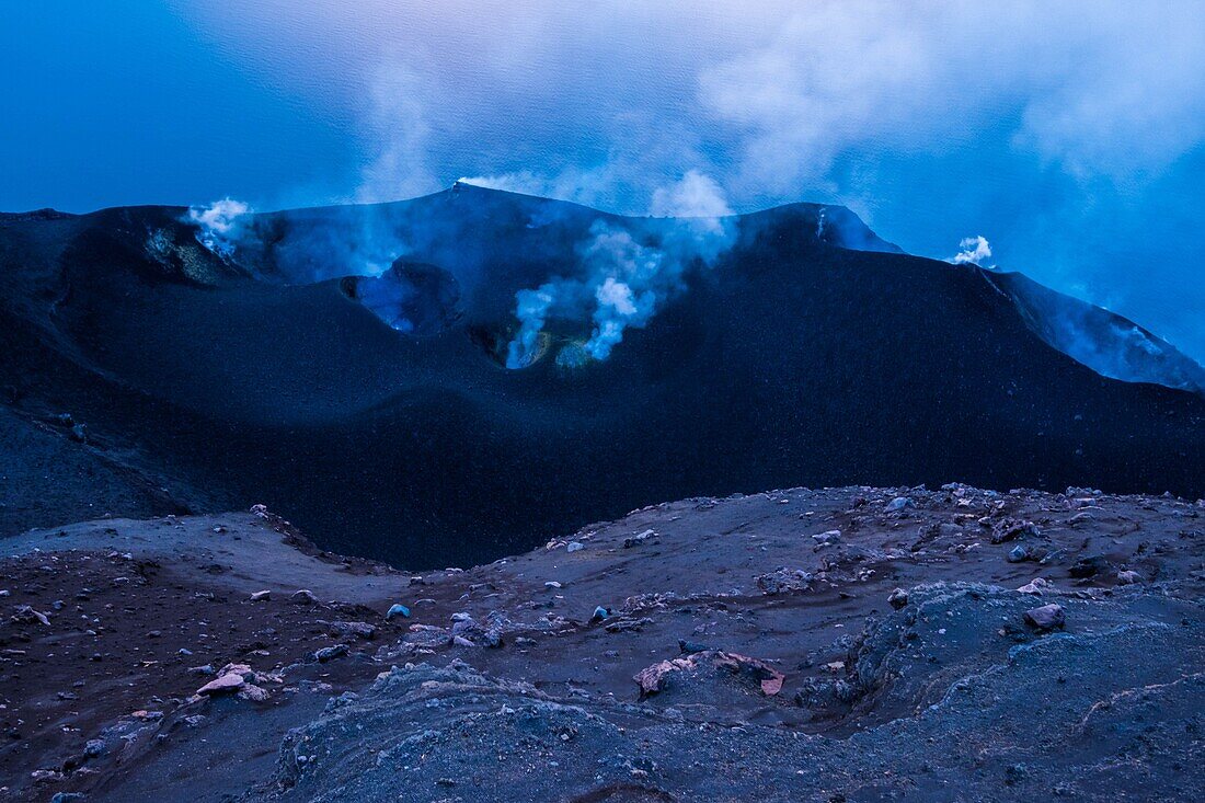 Italien, Sizilien, Äolische Inseln, Tyrrhenisches Meer, Vulkan Stromboli, San Vincenzo, Fumarolen vor oder nach einer Eruption von Lava und vulkanischem Gestein