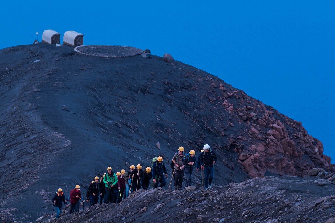 Italien, Sizilien, Äolische Inseln, Tyrrhenisches Meer, Vulkan Stromboli, San Vincenzo, Besteigung des Gipfels 924 m, Blick auf den zentralen Krater