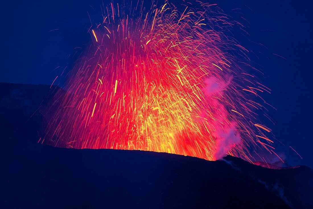 Italien, Sizilien, Äolische Inseln, Tyrrhenisches Meer, San Vincenzo, Gipfel des Vulkans Stromboli 924 m, Ausbruch von Lava und Projektion von vulkanischen Bomben aus den zentralen Kratern