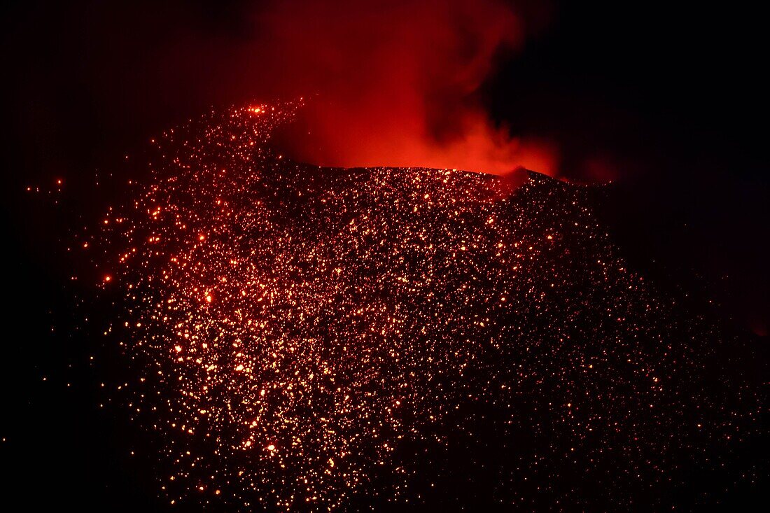 Italien, Sizilien, Äolische Inseln, Tyrrhenisches Meer, San Vincenzo, Gipfel des Vulkans Stromboli 924 m, Ausbruch von Lava und Projektion von vulkanischen Bomben aus den zentralen Kratern