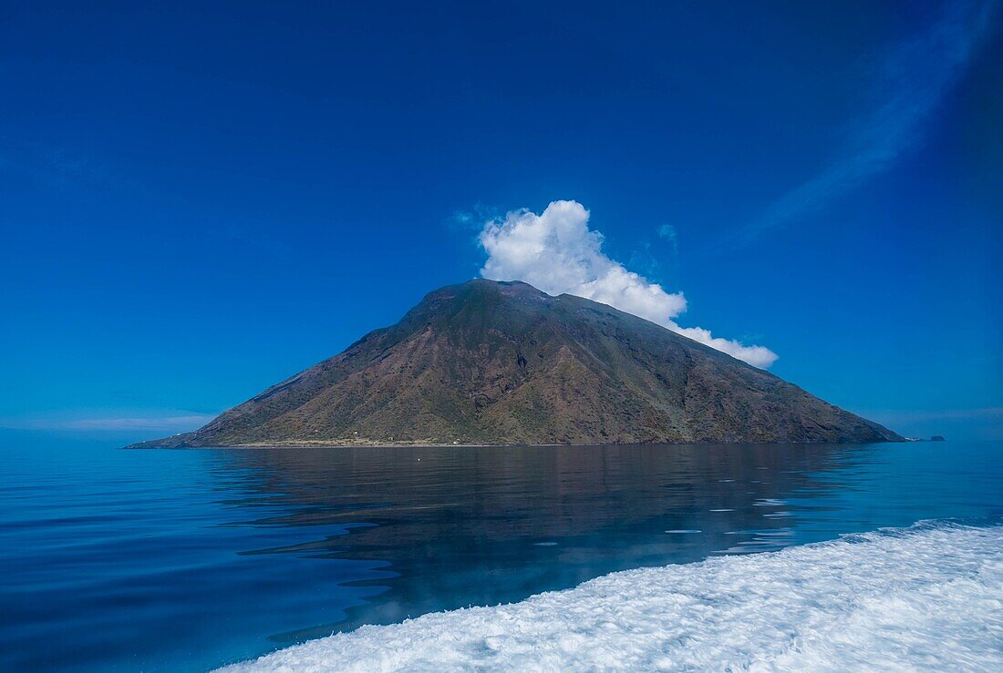 Italy, Sicily, Eolian Islands, Tyrrhenian sea, San Vincenzo, Stromboli volcano