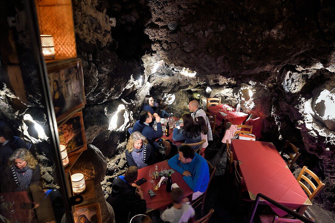 Italien, Sizilien, Catania, Barockstadt auf der Liste des UNESCO-Welterbes, Restaurant A putia dell'Ostello, Höhle, die durch den Lavastrom von 1669 entstand