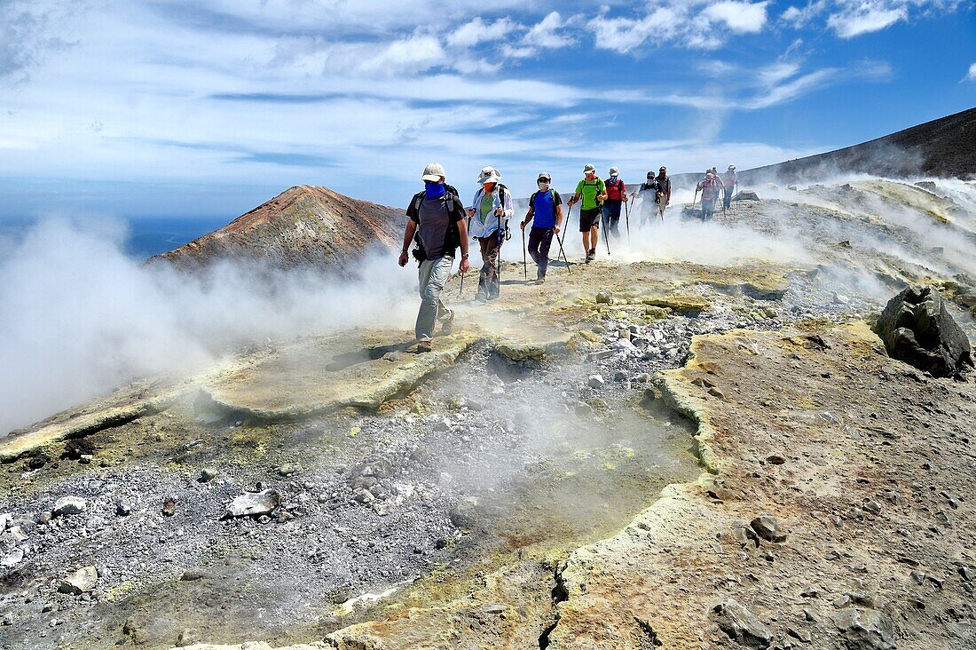 Italien, Sizilien, Äolische Inseln, UNESCO-Welterbe, Insel Vulcano, Wanderer besteigen den Krater des Vulkans della Fossa durch Schwefelfumarolen