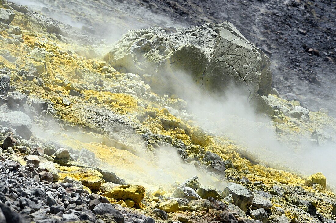 Italien, Sizilien, Äolische Inseln, UNESCO-Welterbe, Insel Vulcano, Krater des Vulkans della Fossa mit Schwefelgasen