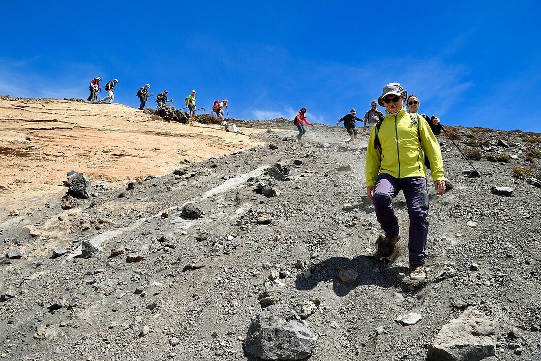 Italien, Sizilien, Äolische Inseln, von der UNESCO zum Weltkulturerbe erklärt, Insel Vulcano, Wanderer beim Abstieg von den Kraterflanken des Vulkans della Fossa