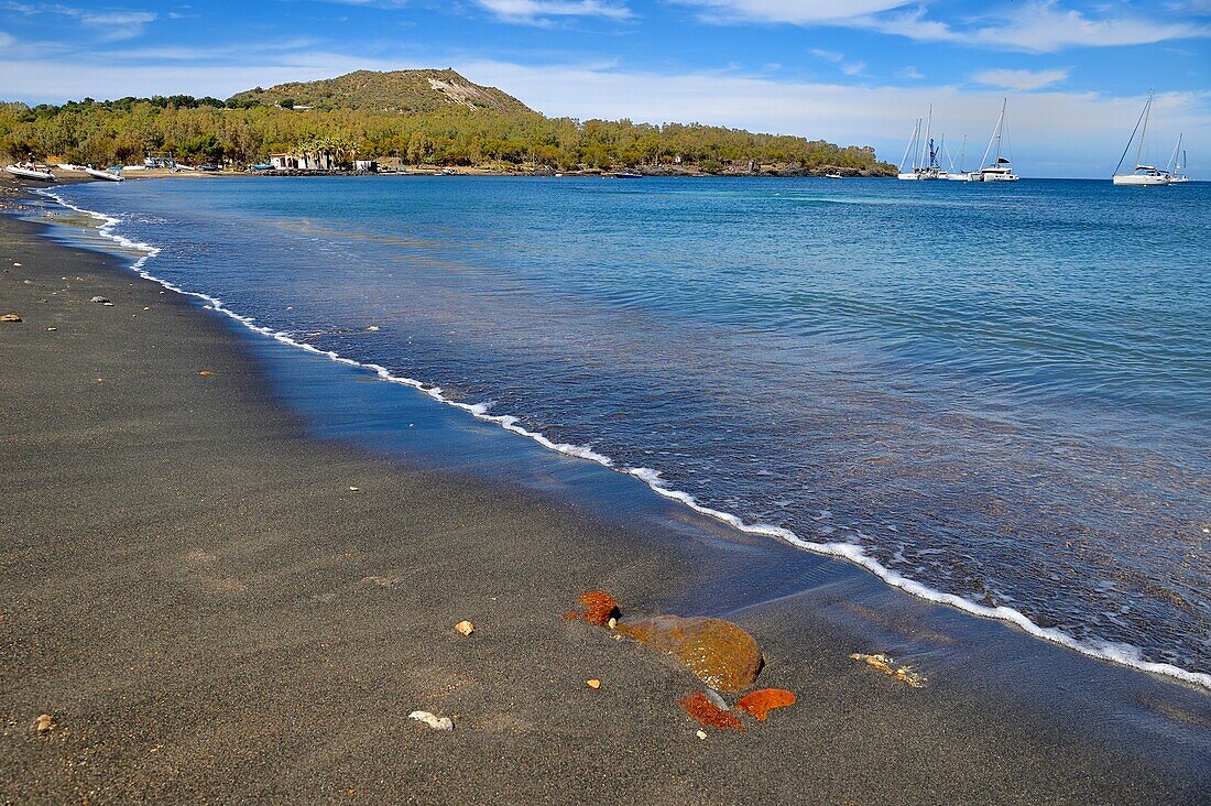 Italien, Sizilien, Äolische Inseln, von der UNESCO zum Weltkulturerbe erklärt, Insel Vulcano, schwarzer Sandstrand von Porto de Levante