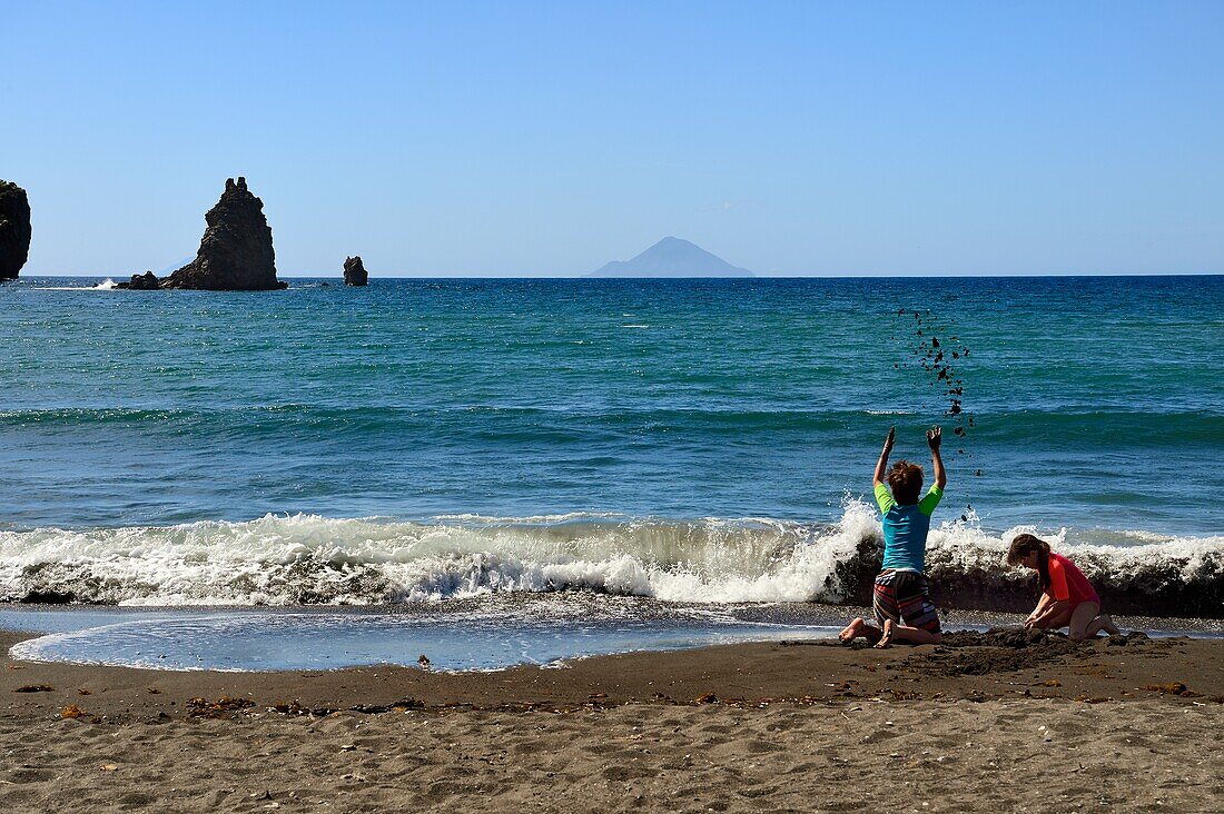 Italien, Sizilien, Äolische Inseln, von der UNESCO zum Weltkulturerbe erklärt, Insel Vulcano, schwarzer Sandstrand von Porto de Levante