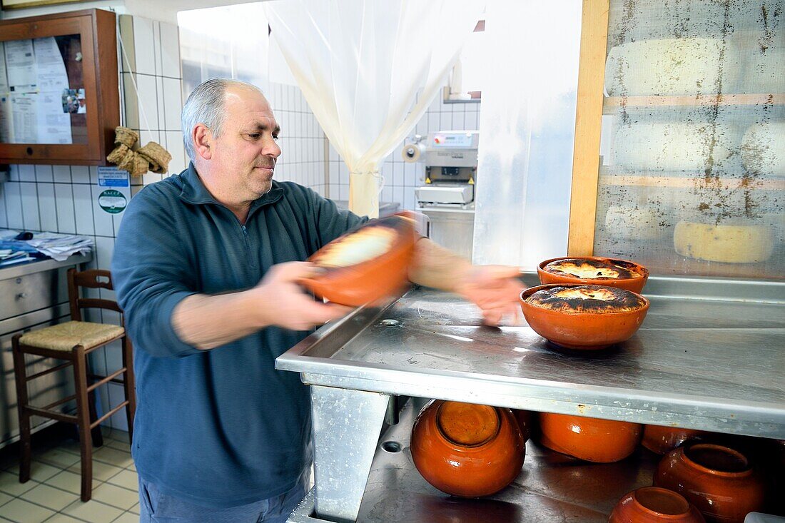 Italien, Sizilien, Äolische Inseln, von der UNESCO zum Weltkulturerbe erklärt, Insel Vulcano, La Vecchia Fattoria, der Hirte und Ziegenkäsehersteller Fabrizio Lo Piccolo