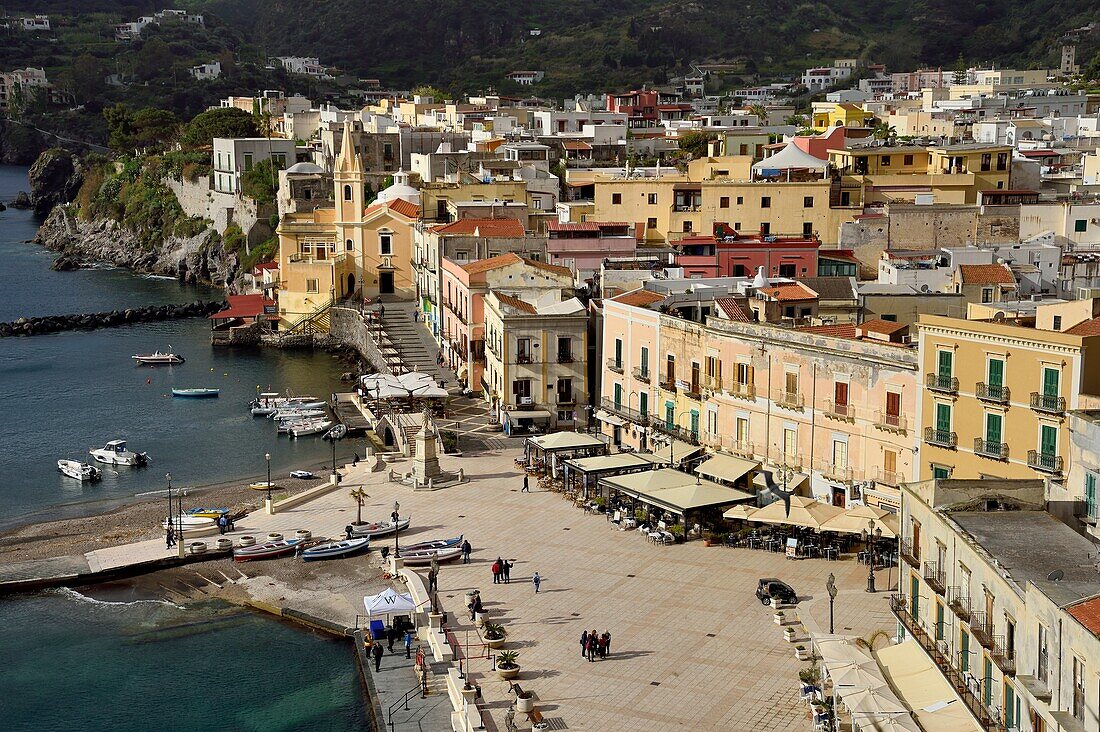 Italien, Sizilien, Äolische Inseln, von der UNESCO zum Weltkulturerbe erklärt, Insel Lipari, Lipari, Fischerhafen Marina Corta und Kirche San Giuseppe