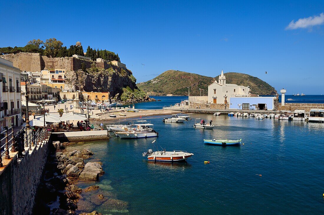 Italien, Sizilien, Äolische Inseln, UNESCO-Welterbe, Insel Lipari, Lipari, Fischereihafen Marina Corta unterhalb der Zitadelle und die Kirche Anime del Purgatorio direkt an der Hafenmole