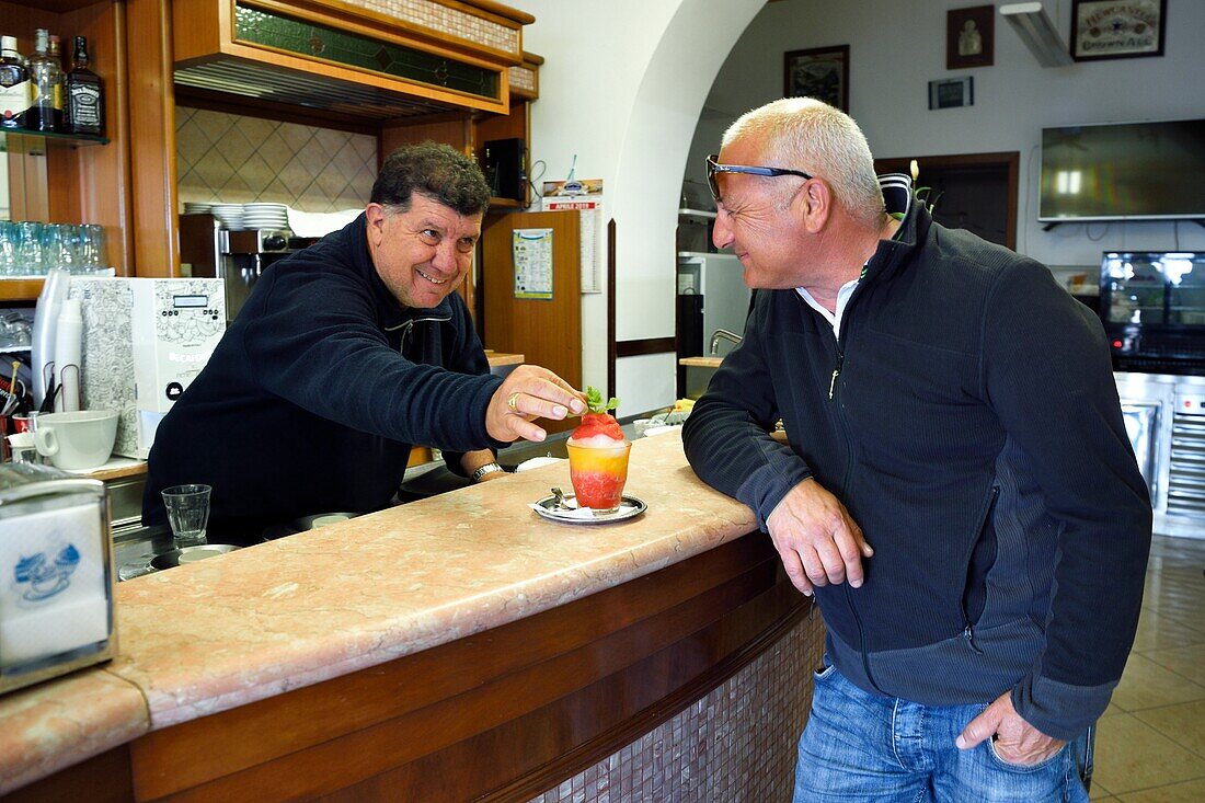 Italien, Sizilien, Äolische Inseln, von der UNESCO zum Weltkulturerbe erklärt, Insel Lipari, Canneto, Tano Bar, Gaetano bereitet den besten Granit der Insel zu