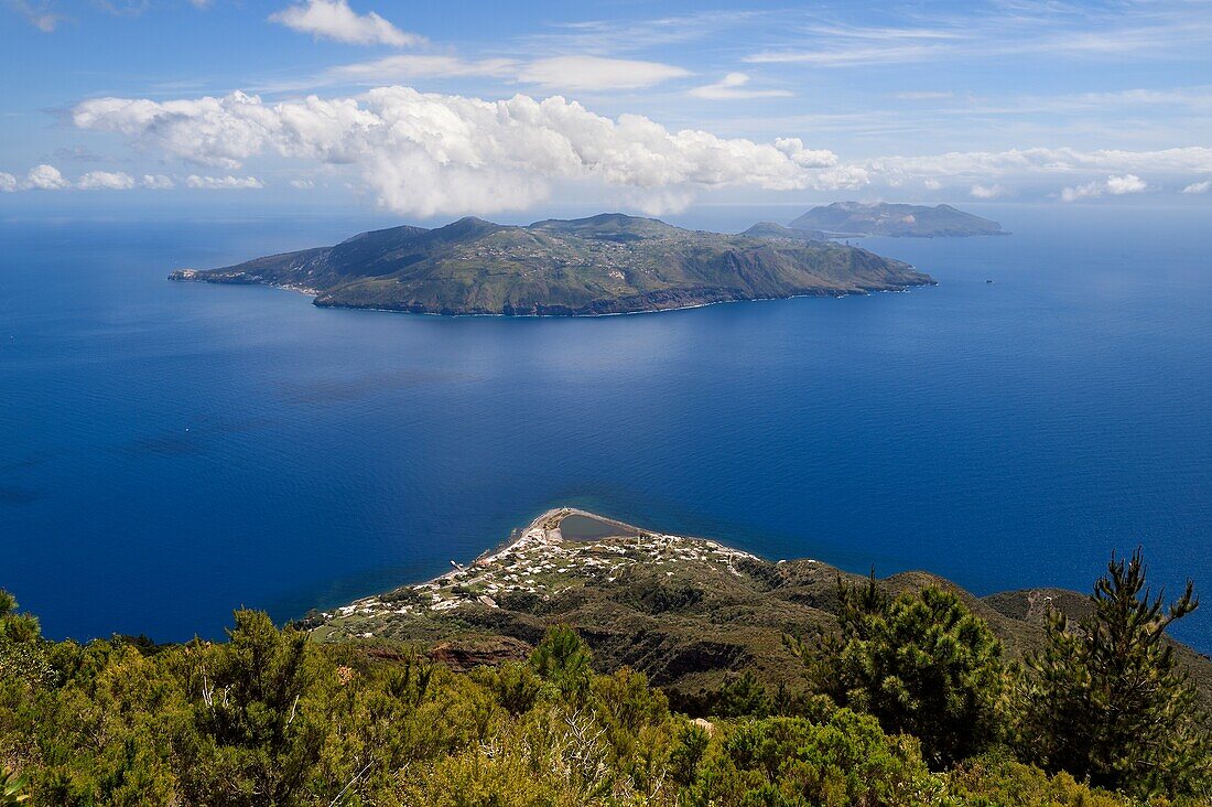 Italien, Sizilien, Äolische Inseln, von der UNESCO zum Weltkulturerbe erklärt, das Dorf Lingua auf der Insel Salina, die Insel Lipari und dann Vulcano im Hintergrund