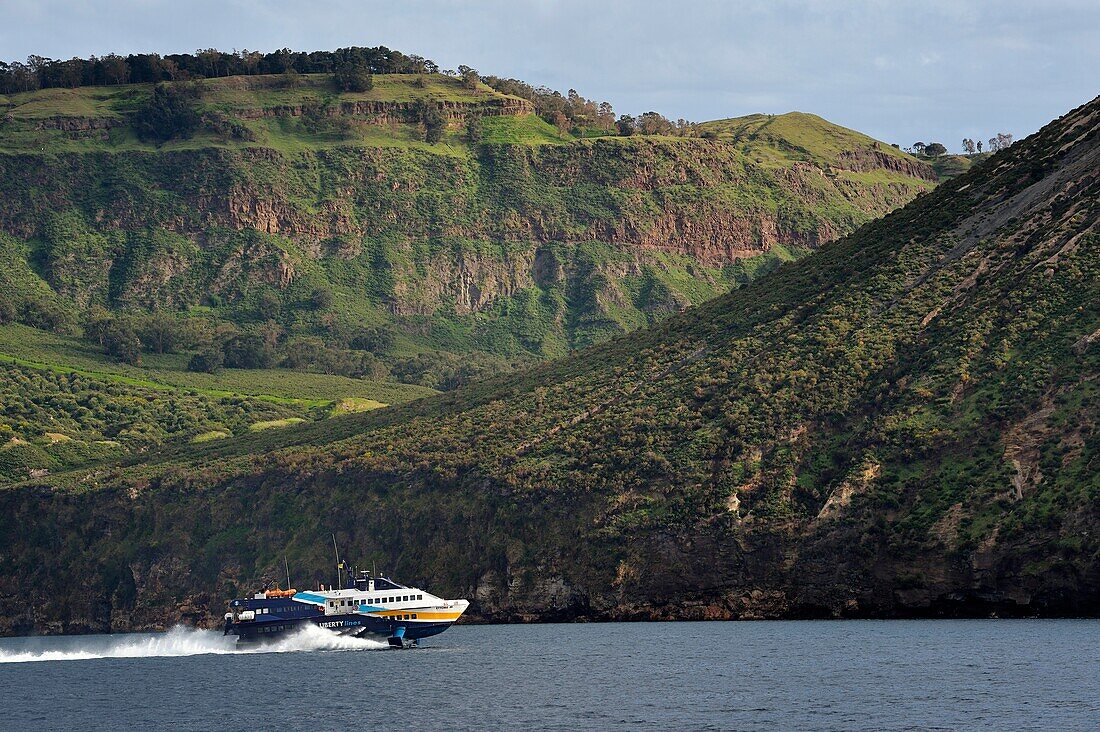 Italien, Sizilien, Äolische Inseln, von der UNESCO zum Weltkulturerbe erklärt, Insel Vulcano, Ankunft der Liberty Lines Fast Ferries