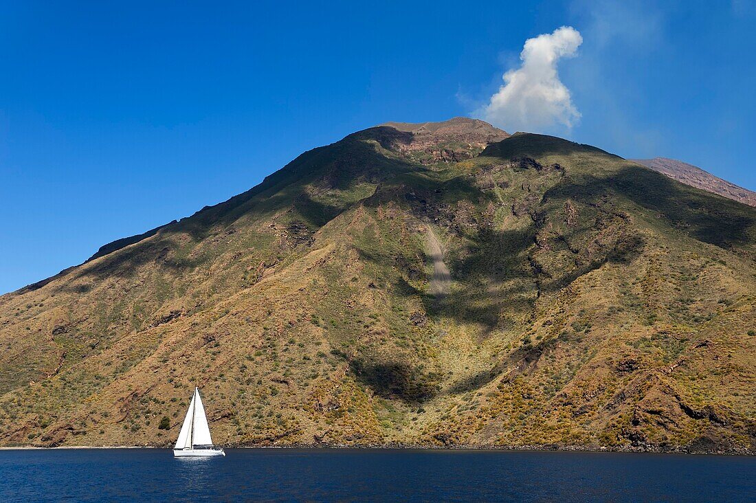 Italien, Sizilien, Äolische Inseln, von der UNESCO zum Weltnaturerbe erklärt, Insel Stromboli, einer der mehrfachen und regelmäßigen Ausbrüche des Vulkans Stromboli, der bis zu 924 m hoch ist