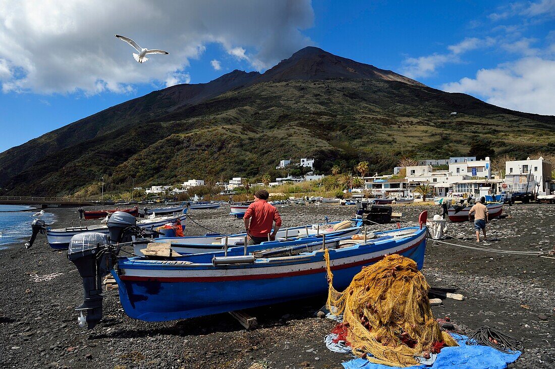 Italien, Sizilien, Äolische Inseln, von der UNESCO zum Weltnaturerbe erklärt, Insel Stromboli, Fischer am Strand von Scari und der Vulkan Stromboli im Hintergrund